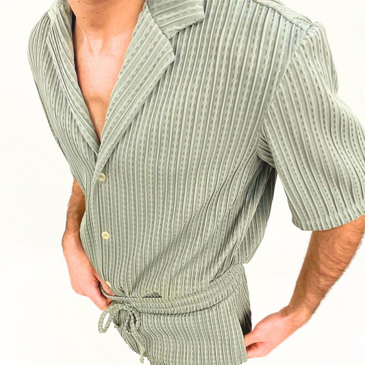 リブの凹凸感が印象的な開襟シャツの胸元ディテール