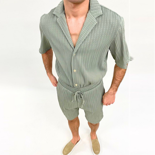 グリーンのリブ素材で涼しげに魅せる夏のセットアップ