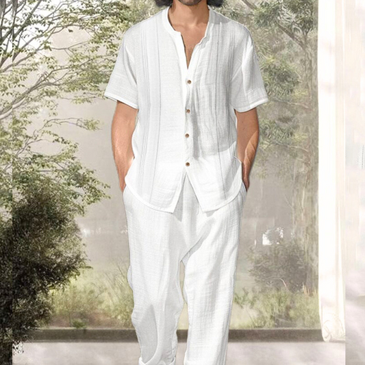 白のポリエステルセットアップを自然光の中で着用した男性