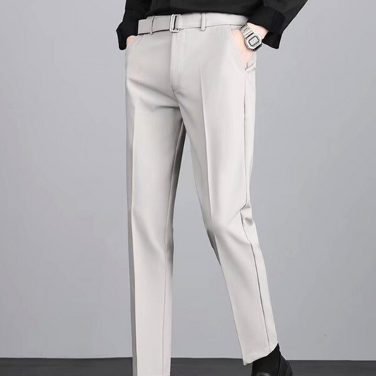 センタープレス入りベルト付きスラックスを横から見た30代男性コーデ