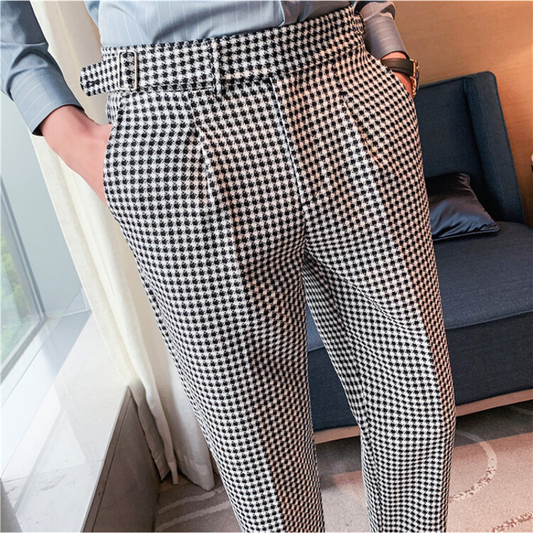 サイドベルト付きの千鳥格子柄パンツをウエストアップで見せたカット