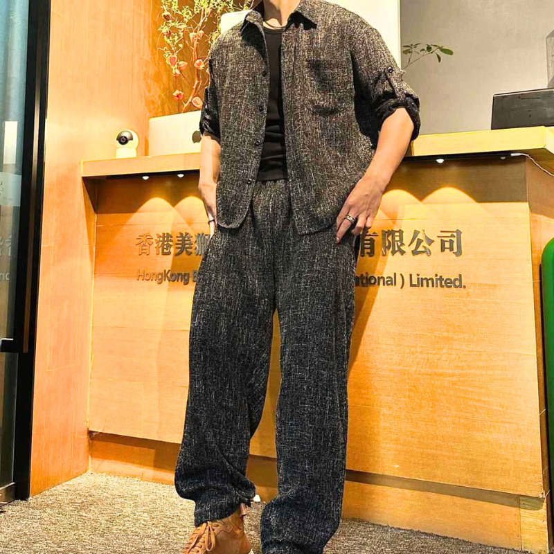 シンプルなストレートパンツのシルエットが際立つ下半身中心ショット