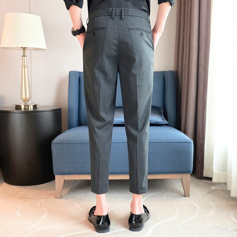 自然光の中で撮影されたストライプパンツ。上品で清潔感のある仕上がり。