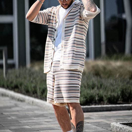 30代メンズに映えるストライプニットセットアップを着用したモデルの全身カット(春夏コーデ)