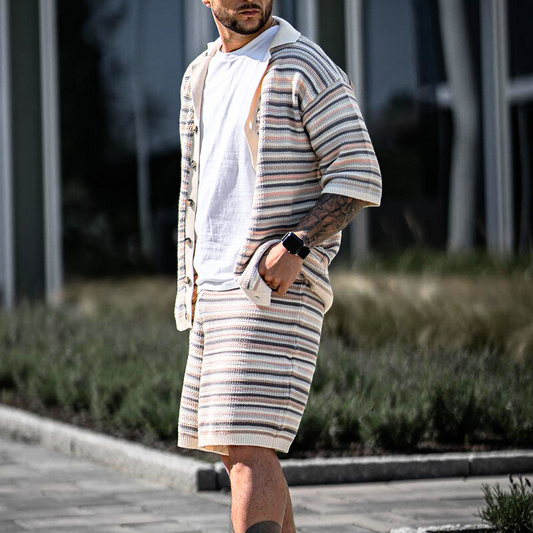 ハーフパンツとカーディガンの配色が映える夏のストライプニットセットアップ
