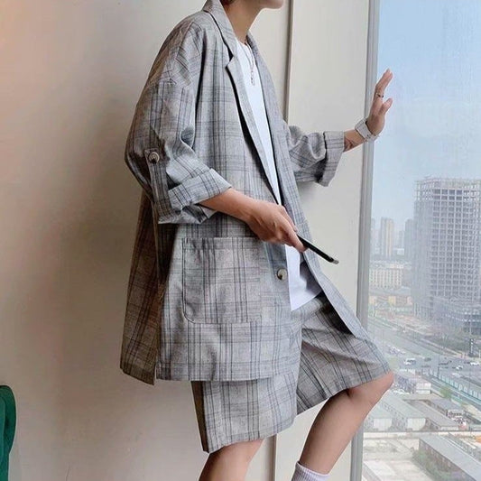 メンズ夏用チェック柄セットアップ 薄手ジャケットとハーフパンツの横からのスタイリング