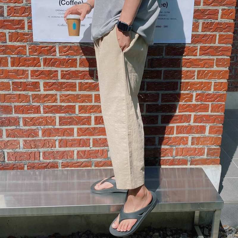 リネン混ワイドパンツを着こなす夏の屋外コーデ