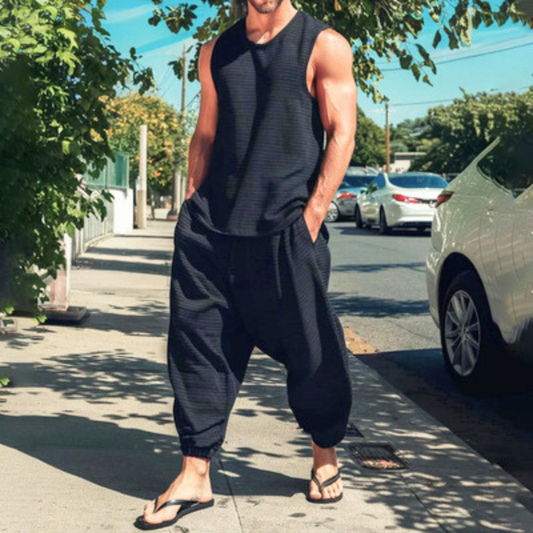 タンクトップ×サルエル風パンツの夏セットアップを着た男性モデルの全身コーデ