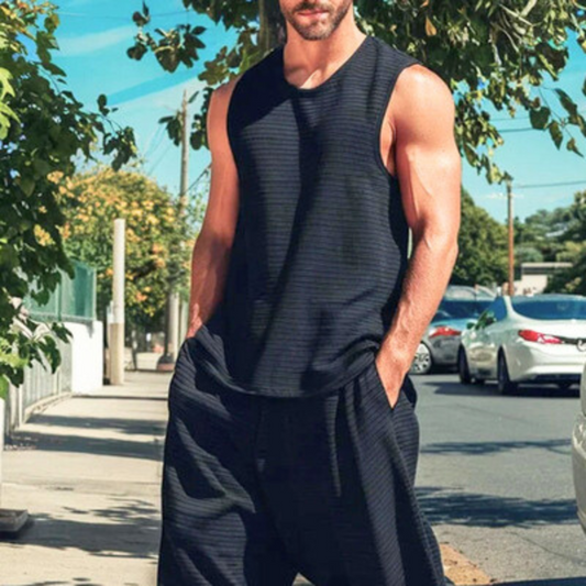 タンクトップ×サルエルパンツの上半身アップ、都会的なリゾートコーデ