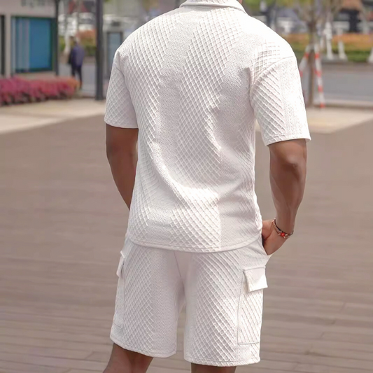 背面から見たホワイトニットセットアップ。編み柄の美しさが引き立つバックスタイル。