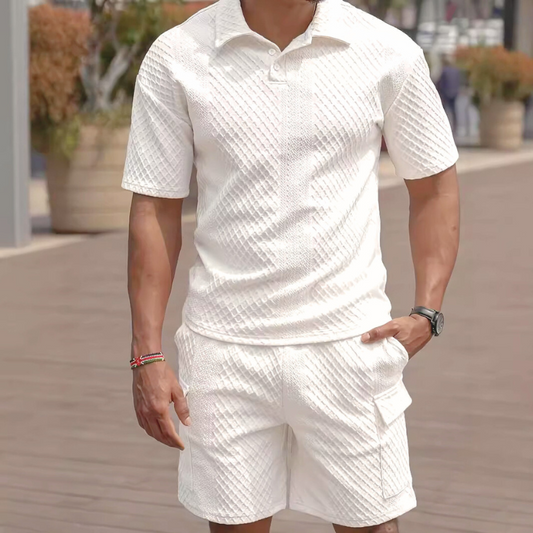 ホワイトのサマーニットセットアップを着こなす男性。立体的な編み地とスマートなシルエットが際立つ。