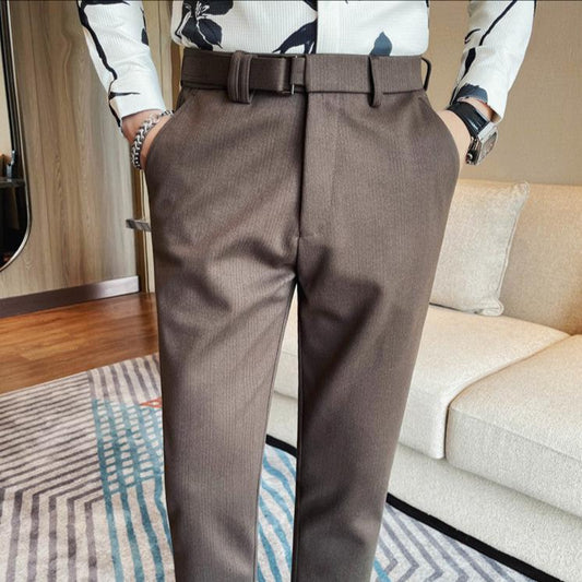 ゆったり腰まわり+すっきりテーパードのブラウンパンツ