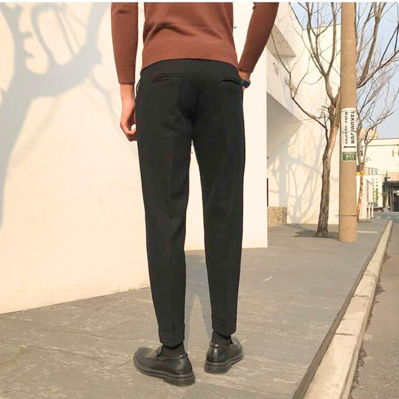 ウール素材パンツの後ろ姿を自然光の中で撮影