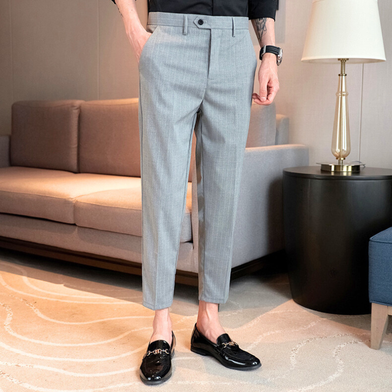 30代メンズにぴったりな薄手ストライプパンツを正面から撮影。アンクル丈で涼しげな夏の装い。