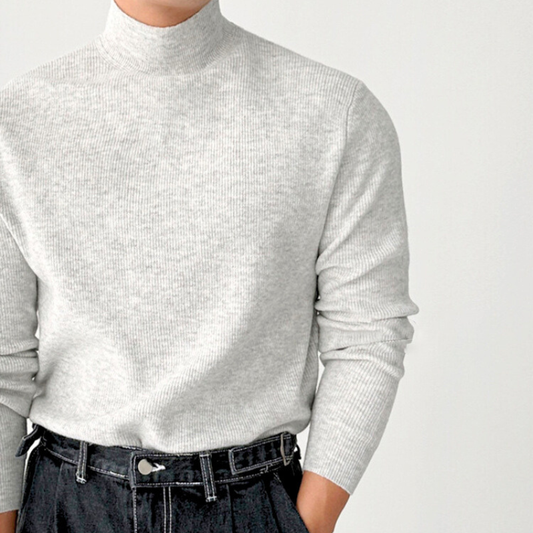 30代・40代メンズに似合うハイネックリブニット|ライトグレーの着用イメージ