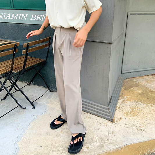 カフェシーンにも映えるタック入りストレートパンツの着こなし