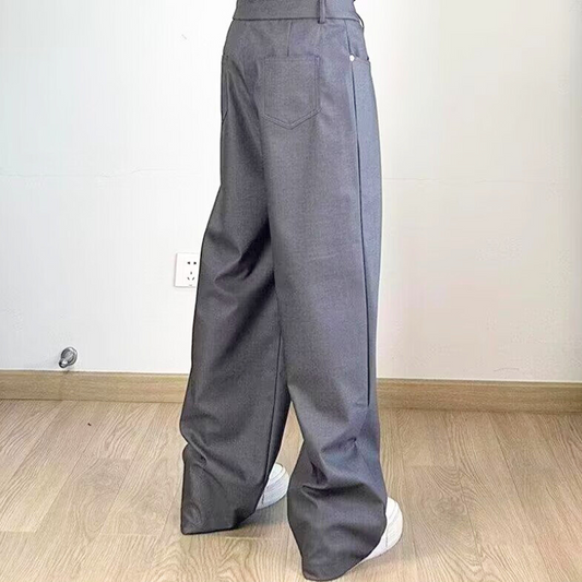 裾までしっかりボリュームのある立体タックパンツを着用した全身コーデ