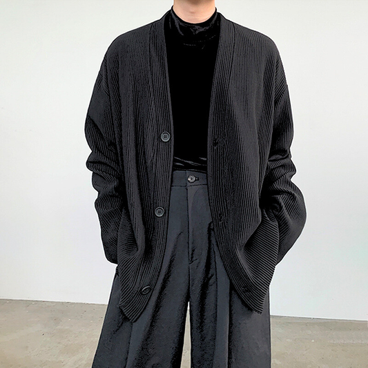 30代メンズがVネック前ボタンのプリーツカーディガンを羽織った秋冬モノトーンスタイル