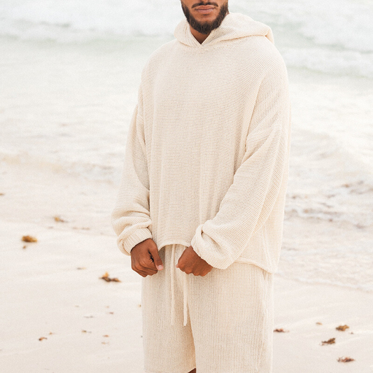 柔らかな印象を与えるアイボリーワッフルニットセットアップ。海辺やリゾートにも映える着こなし。