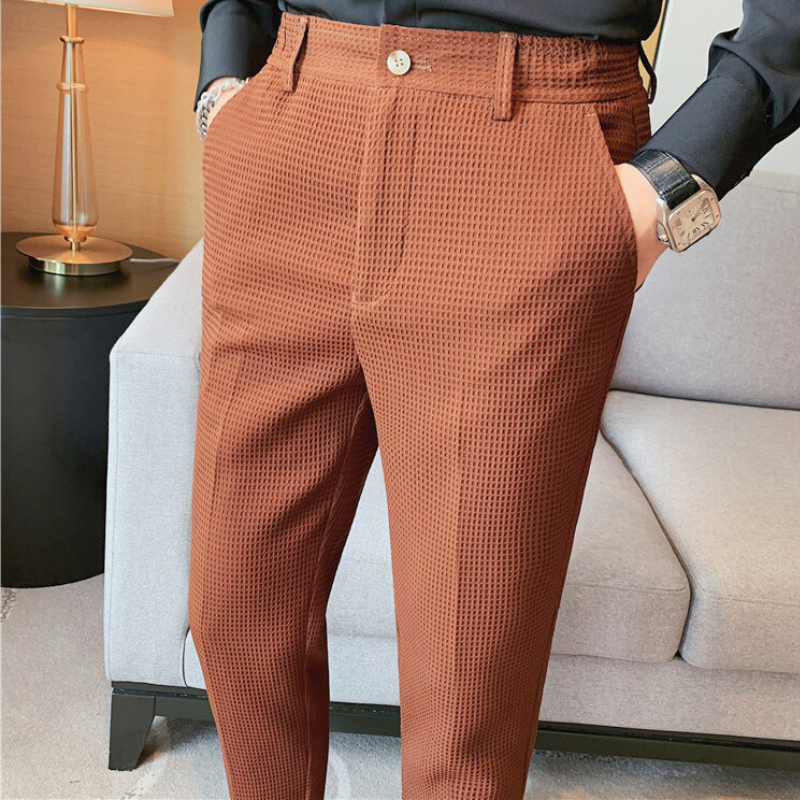シンプルな赤茶系ワッフルパンツ|30代男性の差し色コーデに