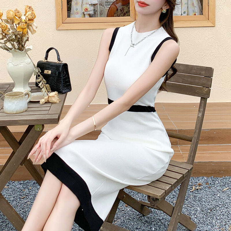 座っても美シルエットを保つブラック配色ホワイトリブニットワンピース 30代女性向け