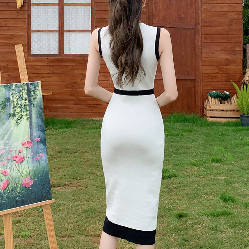 ブラック配色でスタイルアップするホワイトリブニットワンピース 夏の街歩きコーデ