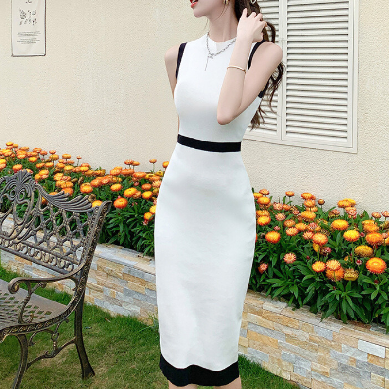 ブラック配色ラインが目を引くホワイトリブニットワンピース 夏のカフェデートコーデ