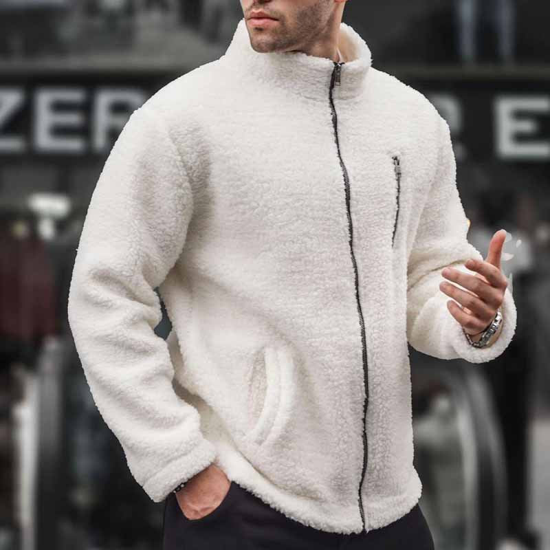 30代メンズにおすすめのホワイトのボアフリースブルゾン。軽やかで暖かく秋冬の街歩きに最適。