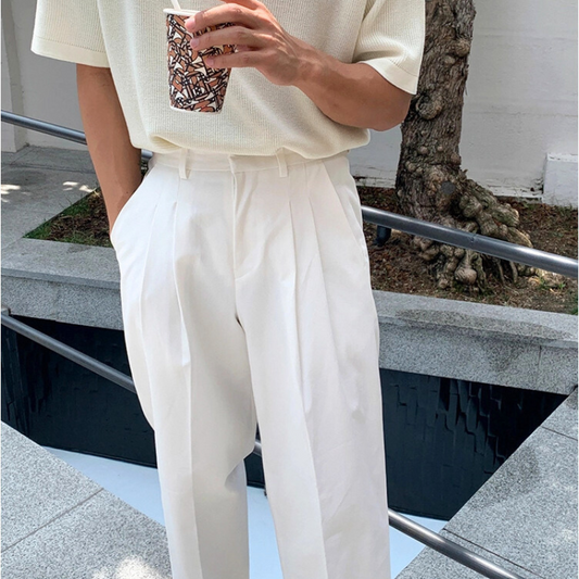 白パンツと半袖ニットの組み合わせが爽やかな印象を与えるコーデ