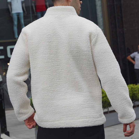 背面から見た白ボアブルゾン。丸みのあるシルエットが魅力のカジュアルアウター。