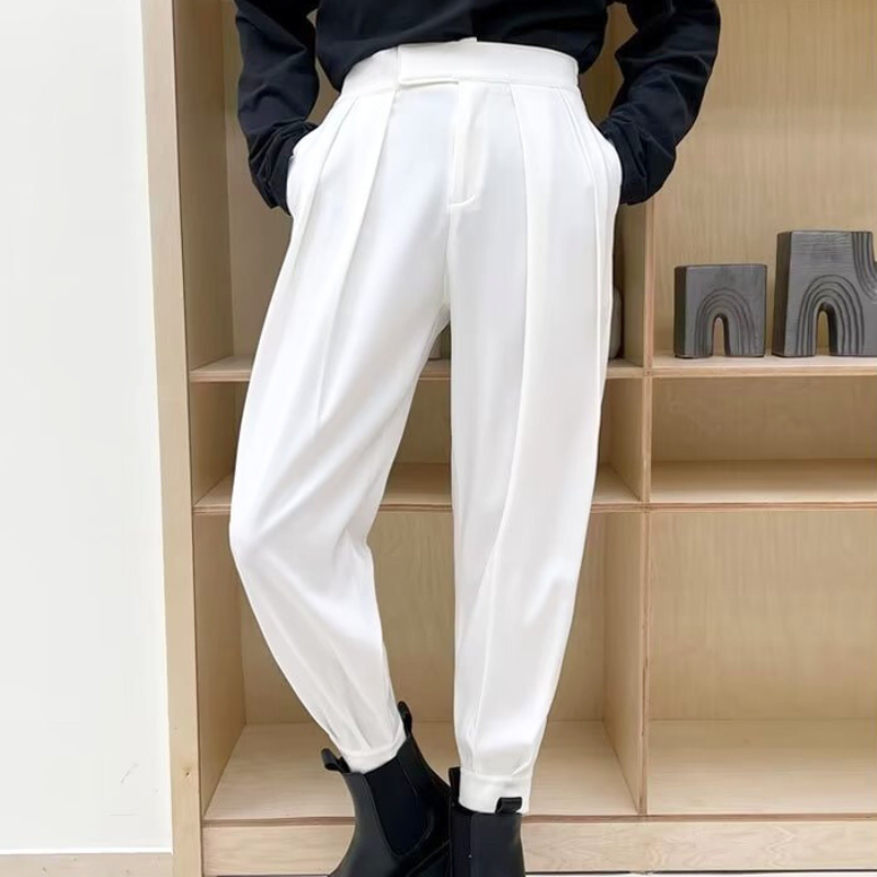 白パンツを立ち姿で着用したナチュラルコーデ写真