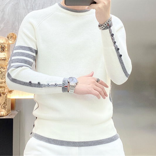 袖ラインとボタンがアクセントのホワイトニットトップス