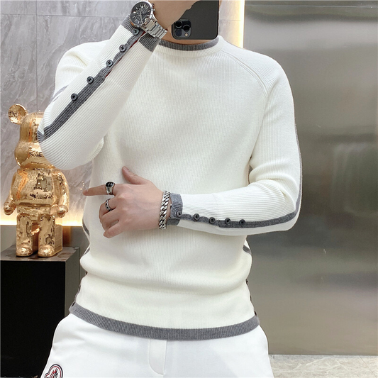 30代メンズにおすすめの白ニット、袖ボタンとラインで上品な印象に