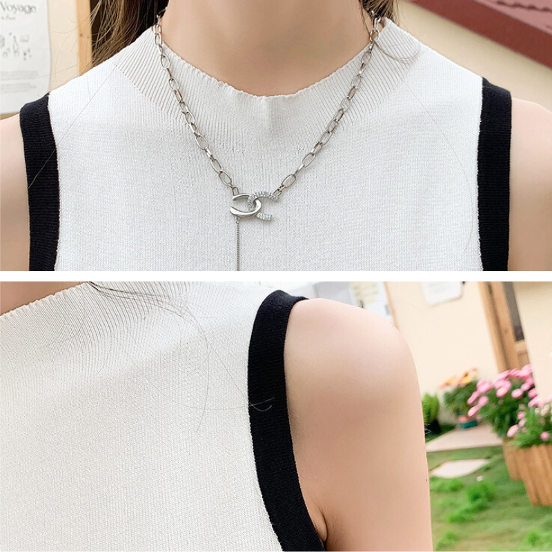 首元まで美しいホワイト配色ノースリーブリブニットワンピース 夏の上品デート服