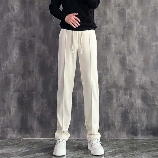 30代メンズ向け春秋冬用スウェットパンツを正面から撮影。センタープレスとストレートシルエットが上品な印象に