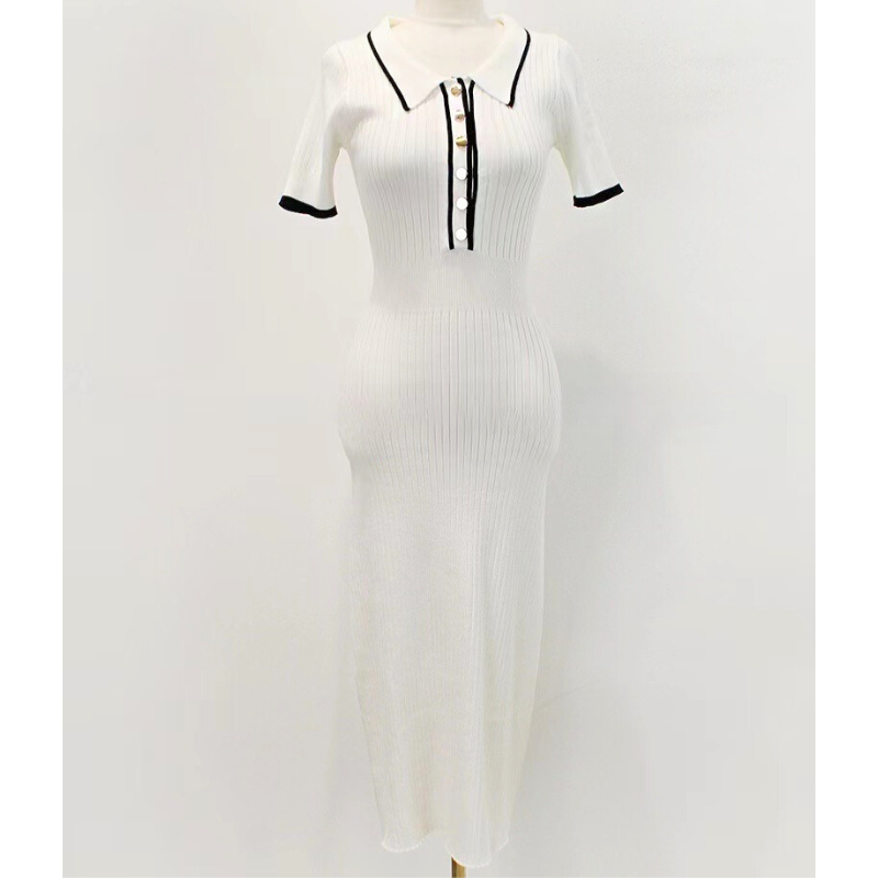 配色ボタン&襟が特徴的なホワイトのリブワンピース|夏らしく爽やか