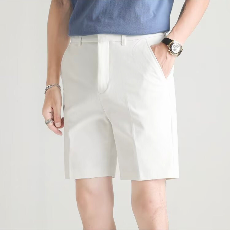 ホワイトのショートパンツを着こなした30代男性|夏の爽やかコーデ