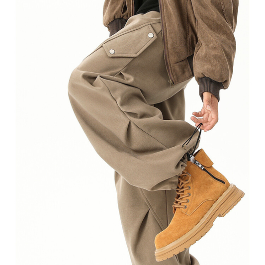 30代メンズ 秋冬ワイドパンツ|カーゴポケット付きベージュパンツをロールアップで着こなすスタイル