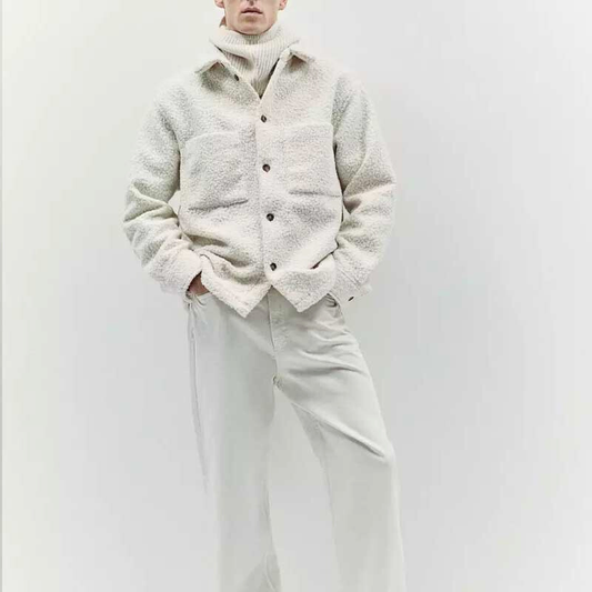 タートルネックと重ねた上品カジュアルコーデ|ボア素材のシャツジャケットで季節感アップ