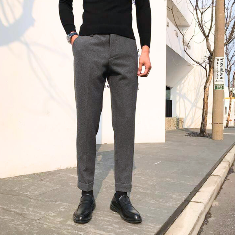 秋冬らしい素材感のパンツを履いたメンズの斜め前スタイル