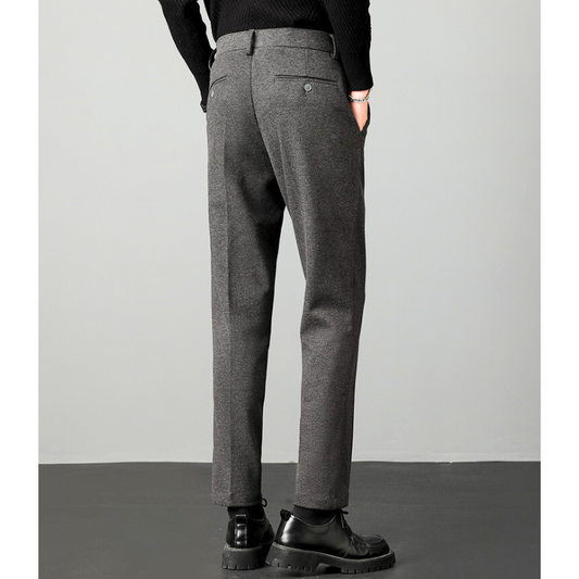 グレーのテーパードパンツを後ろから見た様子