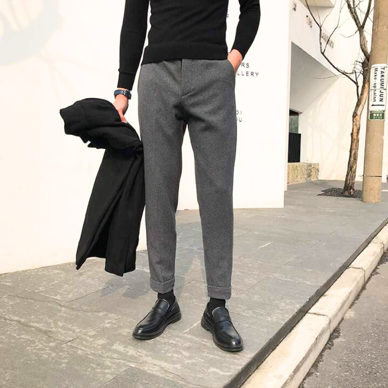 30代メンズ向けウール調テーパードパンツを屋外で着用した前面スタイル