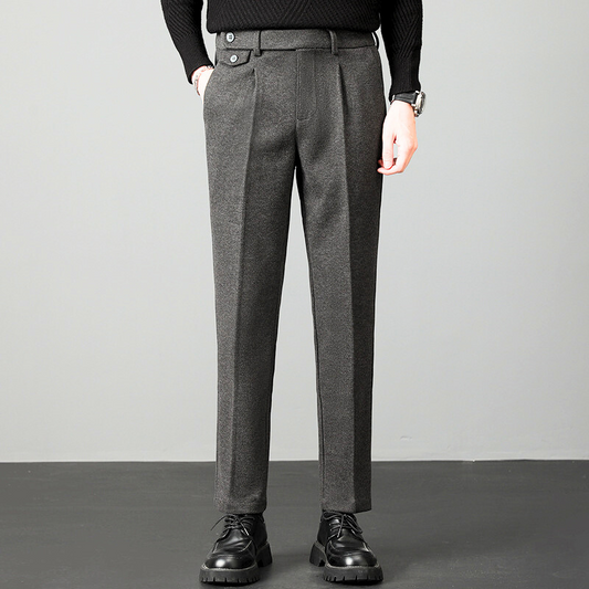 ボタンサイドが特徴のウール調テーパードパンツ(正面)