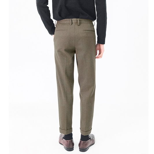 30代・40代メンズ向け秋冬ウール調テーパードパンツの後ろ姿シルエット