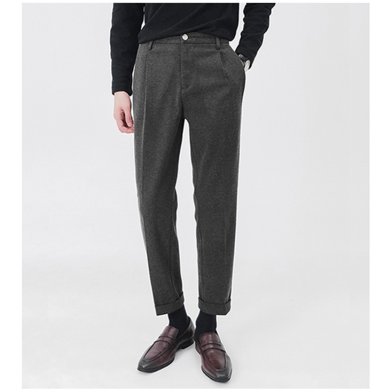 30代・40代メンズ向け秋冬グレーウール調2タックテーパードパンツのすっきり美脚シルエット