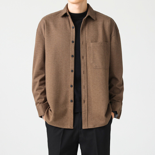 ウール調の素材感が魅力のブラウンジャケット。上品なカジュアルに最適。