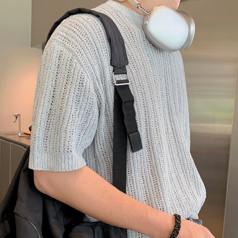 ネックにヘッドフォンをかけたストリート風グレージュコーデ