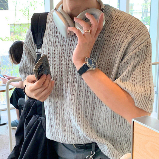 サマーニットとサングラスで夏の街歩きにぴったりなリラックスコーデ