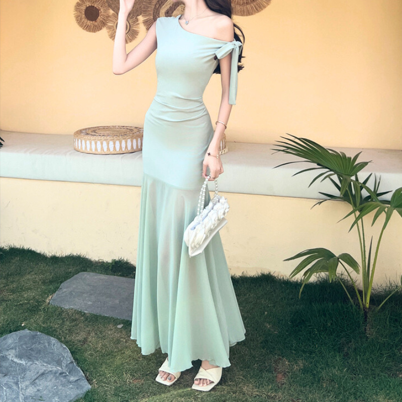 柔らかな曲線を描くシルエットが魅力のミントドレス