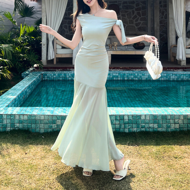 歩くたびに揺れるシアースカートが印象的なミントワンピース